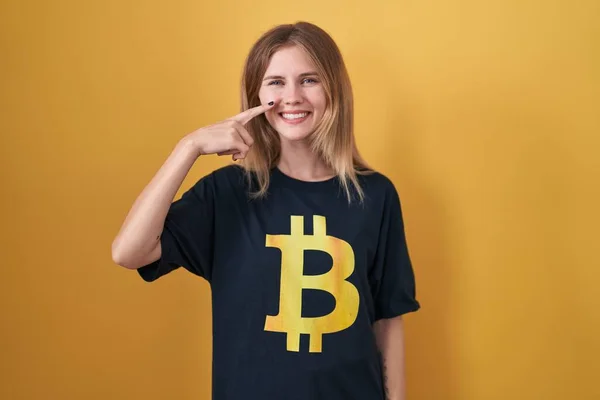 Blonde Blanke Vrouw Draagt Bitcoin Shirt Wijzen Met Hand Vinger — Stockfoto