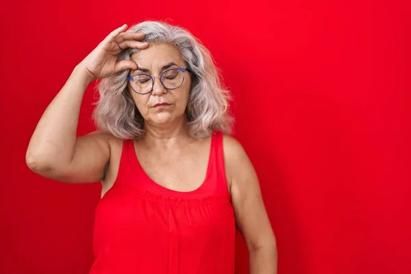 Kobieta Średnim Wieku Siwymi Włosami Stojąca Czerwonym Tle Zaniepokojona Zestresowana — Zdjęcie stockowe