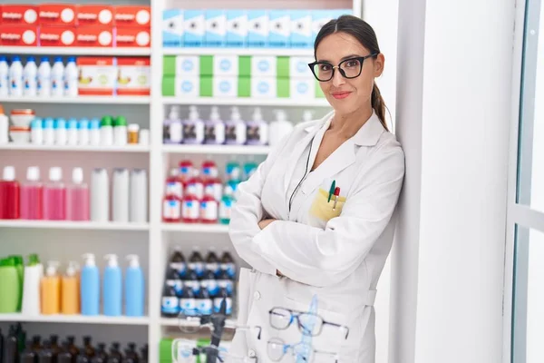 Young Beautiful Hispanic Woman Pharmacist Smiling Confident Standing Arms Crossed — Stock fotografie