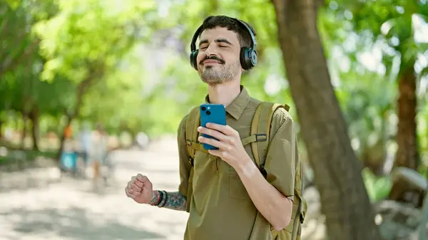 Genç Spanyol Turist Parkta Dans Müziği Dinliyor — Stok fotoğraf
