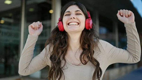 Joven Hermosa Mujer Hispana Sonriendo Confiada Escuchando Música Bailando Calle —  Fotos de Stock
