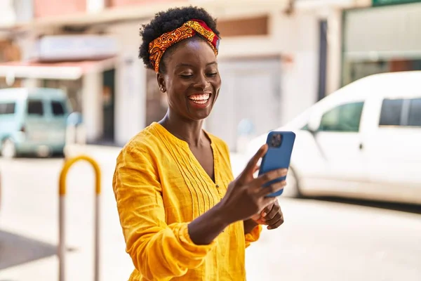 Νεαρή Αφροαμερικανή Γυναίκα Χαμογελά Αυτοπεποίθηση Χρησιμοποιώντας Smartphone Στο Δρόμο — Φωτογραφία Αρχείου