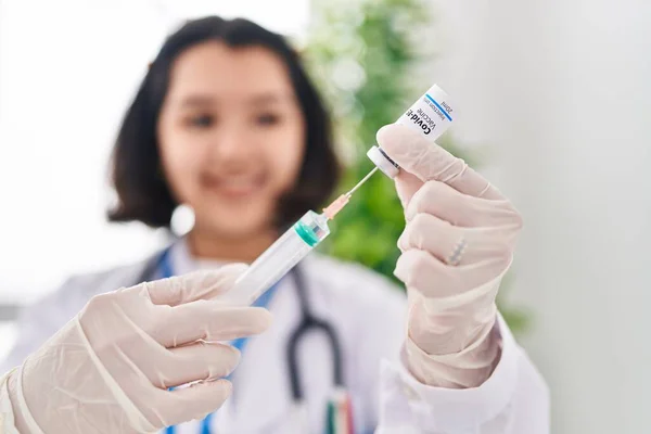 Junge Frau Arztuniform Hält Impfstoff Klinik — Stockfoto