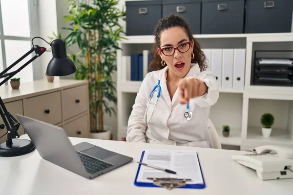 Mladá Hispánka Doktorské Uniformě Stetoskopu Ukazuje Kameru Nespokojeně Frustrovaně Naštvaná — Stock fotografie