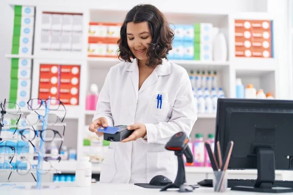 Молодая Женщина Фармацевт Холдинг Использованием Кредитных Карт Данных Телефона Аптеке — стоковое фото