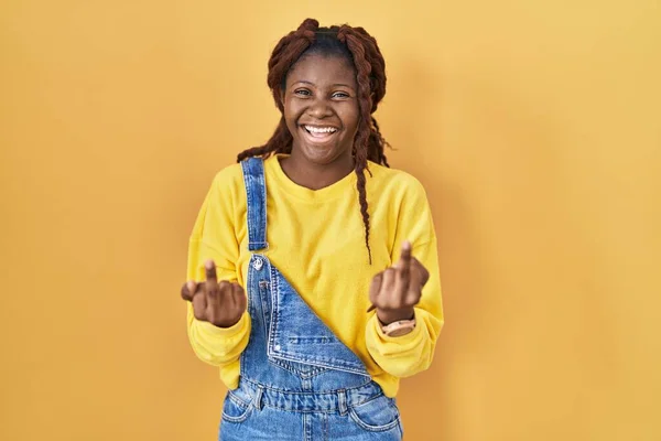 African Woman Standing Yellow Background Showing Middle Finger Doing Fuck — Stok fotoğraf