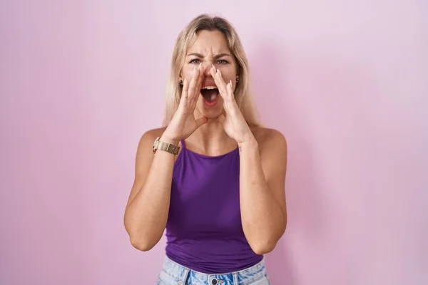 Pembe Arka Planda Duran Genç Sarışın Kadın Elleri Ağzında Kızgın — Stok fotoğraf