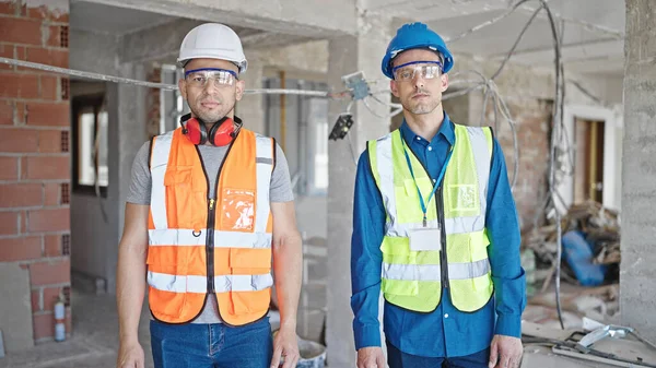 Två Män Byggare Står Tillsammans Med Avslappnad Uttryck Byggarbetsplatsen — Stockfoto