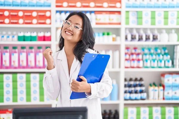 Asiatique Jeune Femme Travaillant Pharmacie Drugstore Tenant Presse Papiers Criant — Photo