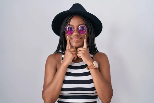 Молодой Африканский Американец Косичками Шляпе Солнцезащитных Очках Улыбающийся Открытым Ртом — стоковое фото