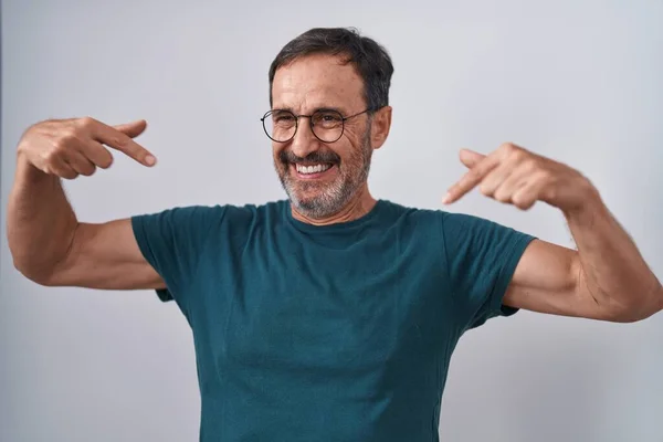 Hombre Mediana Edad Sonriendo Confiado Señalando Con Los Dedos Mismo — Foto de Stock