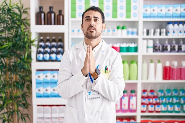 Красивый Латиноамериканец Работающий Аптеке Умоляя Молясь Руками Вместе Выражением Надежды — стоковое фото