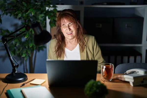 Medelålders Latinamerikanska Kvinna Arbetar Med Dator Laptop Natten Med Handen — Stockfoto