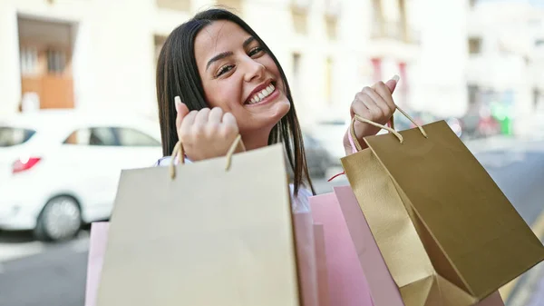 Giovane Bella Donna Ispanica Sorridente Andare Shopping Holding Borse Strada — Foto Stock