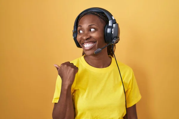 Afričanky Americká Žena Poslech Hudby Pomocí Sluchátek Úsměvem Šťastnou Tváří — Stock fotografie