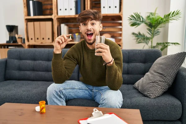 Homem Árabe Com Barba Trabalhando Depressão Segurando Pílulas Água Celebrando — Fotografia de Stock