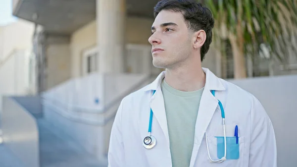 Junger Hispanischer Arzt Steht Mit Ernster Miene Krankenhaus — Stockfoto