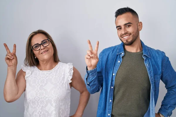 Hispanic Mor Och Son Står Tillsammans Leende Tittar Kameran Visar — Stockfoto