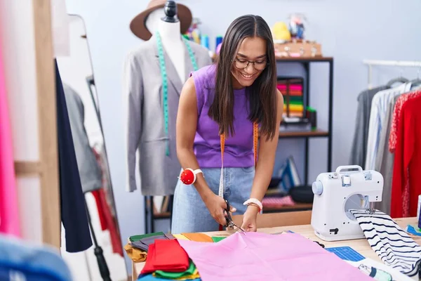 Young Beautiful Hispanic Woman Tailor Smiling Confident Cutting Cloth Tailor — Stockfoto