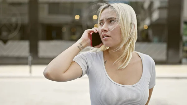 Mujer Hispana Hermosa Joven Hablando Smartphone Con Expresión Seria Calle —  Fotos de Stock