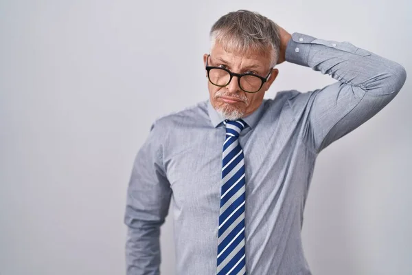 Beyaz Saçlı Güneş Gözlüğü Takan Spanyol Adamı Soru Sormayı Merak — Stok fotoğraf