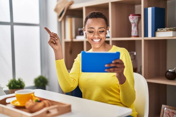 African American Woman Using Touchpad Sitting Table Breakfast Smiling Happy — Stock Photo, Image
