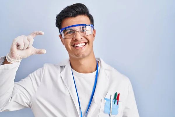 Latynos Pracuje Jako Naukowiec Uśmiechnięty Pewny Siebie Gestykulując Ręką Robiąc — Zdjęcie stockowe