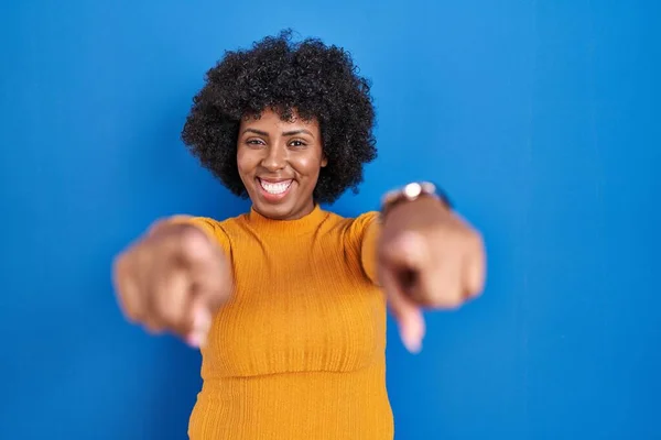 Schwarze Frau Mit Lockigem Haar Steht Auf Blauem Hintergrund Und — Stockfoto