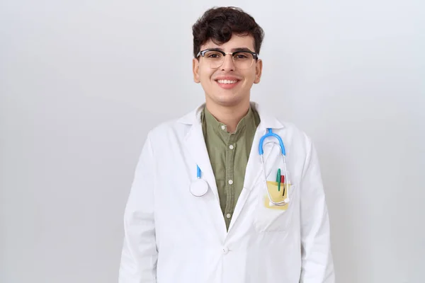 Pemuda Non Biner Mengenakan Seragam Dokter Dan Stetoskop Dengan Senyum — Stok Foto
