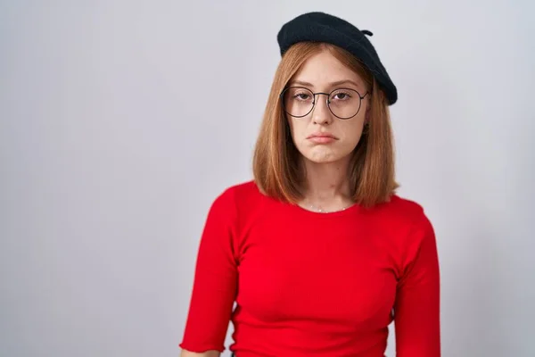 Mujer Pelirroja Joven Pie Con Gafas Boina Deprimida Preocupada Por — Foto de Stock