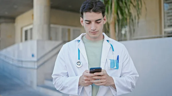Mladý Hispánský Muž Lékař Pomocí Smartphone Nemocnici — Stock fotografie