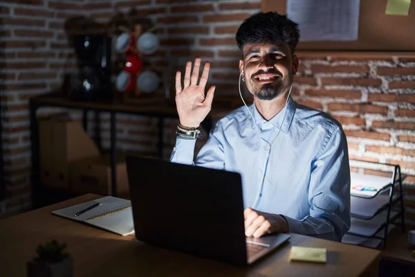 Geceleri Ofiste Çalışan Sakallı Genç Spanyol Bir Adam Beş Numarayı — Stok fotoğraf