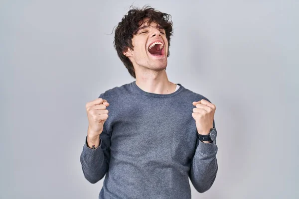 Young Man Standing Isolated Background Celebrating Surprised Amazed Success Arms — Φωτογραφία Αρχείου