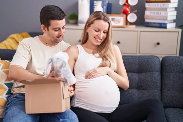 Man Vrouw Paar Verwacht Baby Uitpakken Konijn Pop Thuis — Stockfoto