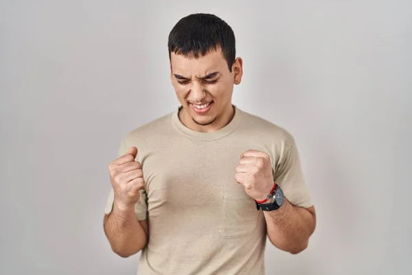 Hombre Árabe Joven Vistiendo Camiseta Casual Muy Feliz Emocionado Haciendo — Foto de Stock