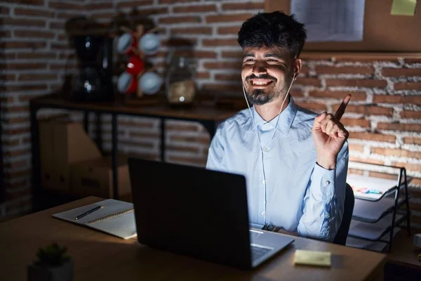 Geceleri Ofiste Çalışan Sakallı Yüzünde Kocaman Bir Gülümseme Olan Elleri — Stok fotoğraf