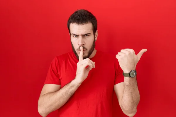 Młody Hiszpan Czerwonej Koszuli Prosi Ciszę Palcem Ustach Skierowanym Ręką — Zdjęcie stockowe