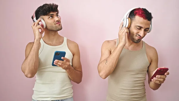 Zwei Männer Hören Musik Die Zusammen Vor Isoliertem Rosa Hintergrund — Stockfoto