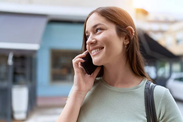 Jonge Mooie Vrouw Glimlachen Zelfverzekerd Praten Smartphone Straat — Stockfoto