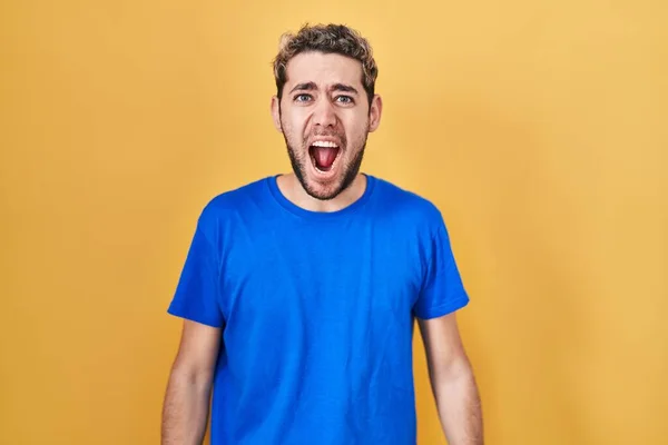 Hispanic Man Beard Standing Yellow Background Angry Mad Screaming Frustrated — 스톡 사진