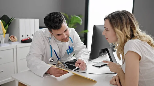 Mann Und Frau Arzt Und Patient Bei Konsultation Mit Ärztlichem — Stockfoto