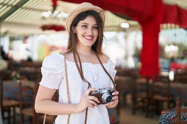 Joven Turista Hispana Sonriendo Confiada Usando Cámara Restaurante —  Fotos de Stock