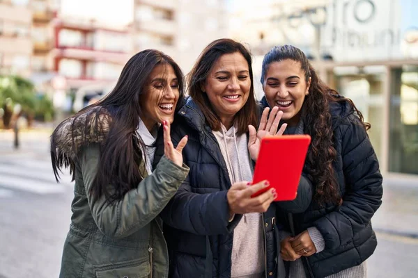 Three Woman Mother Daughters Having Video Call Street — Stock Photo, Image