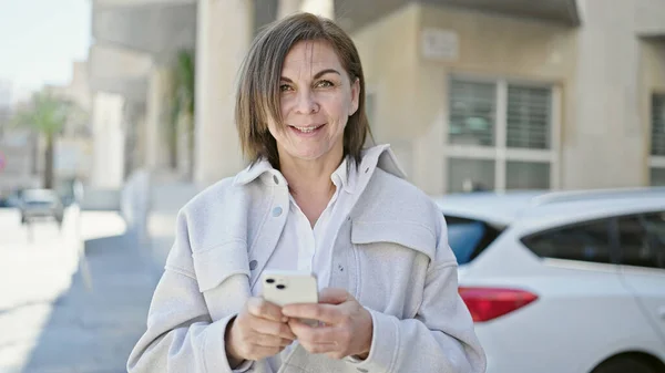 Mujer Hispana Mediana Edad Usando Smartphone Calle —  Fotos de Stock
