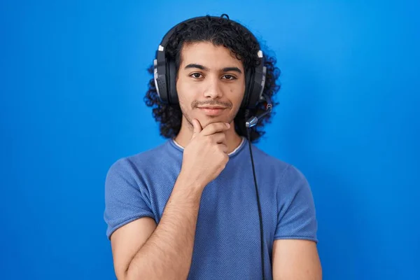 Ισπανόφωνος Άνθρωπος Σγουρά Μαλλιά Ακούγοντας Μουσική Χρησιμοποιώντας Ακουστικά Που Αναζητούν — Φωτογραφία Αρχείου