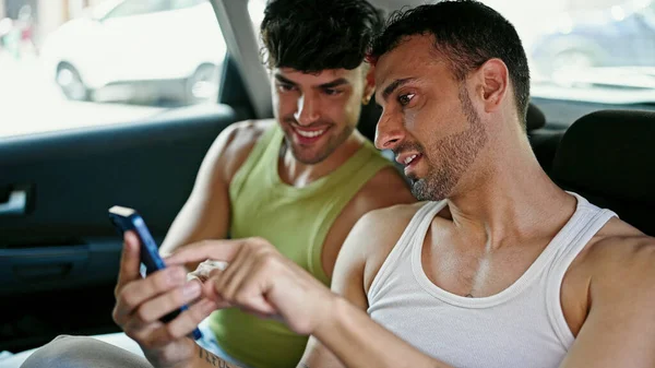 Δύο Άνδρες Ζευγάρι Χρησιμοποιώντας Smartphone Κάθεται Στο Ταξί Στο Δρόμο — Φωτογραφία Αρχείου
