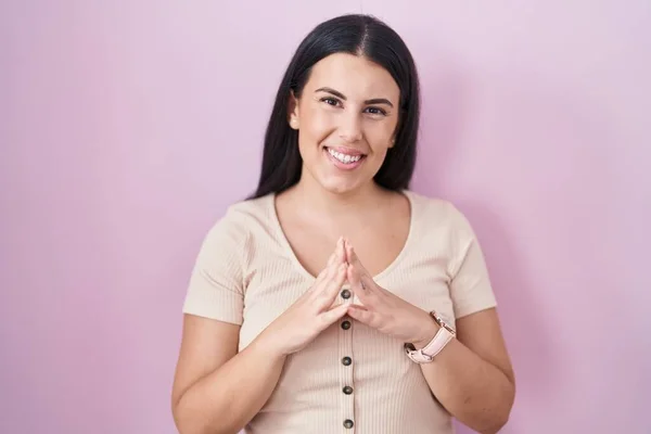 Junge Hispanische Frau Die Über Rosa Hintergrundhänden Steht Und Entspannt — Stockfoto