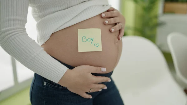 Junge Schwangere Frau Legt Knaben Mahnzettel Auf Bauch Esszimmer — Stockfoto