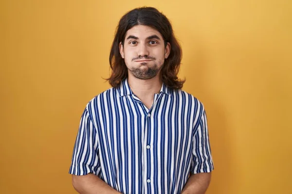 Een Spaanse Man Met Lang Haar Gele Wangen Met Een — Stockfoto