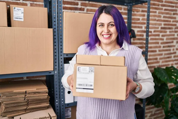 另外一个身材魁梧的女人 在小企业工作的紫色头发 她笑着拿着盒子 笑着大声笑着 因为有一个可笑的疯狂笑话 — 图库照片